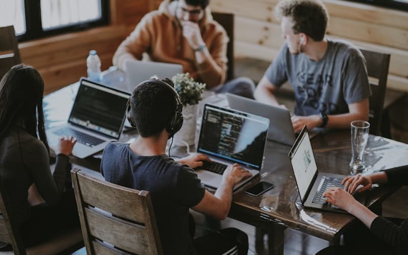 L'équipe de la rédaction en plein travail