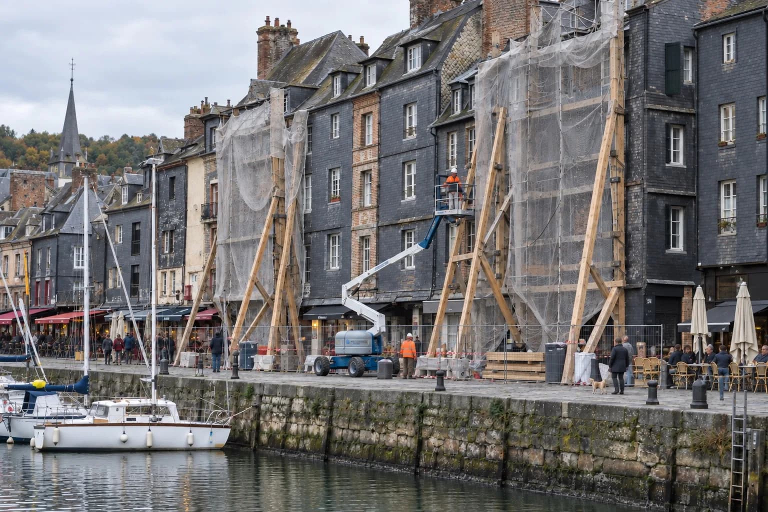 Des filets de protection sont posés sur les façades des immeubles fragilisés du quai Sainte-Catherine, à Honfleur.