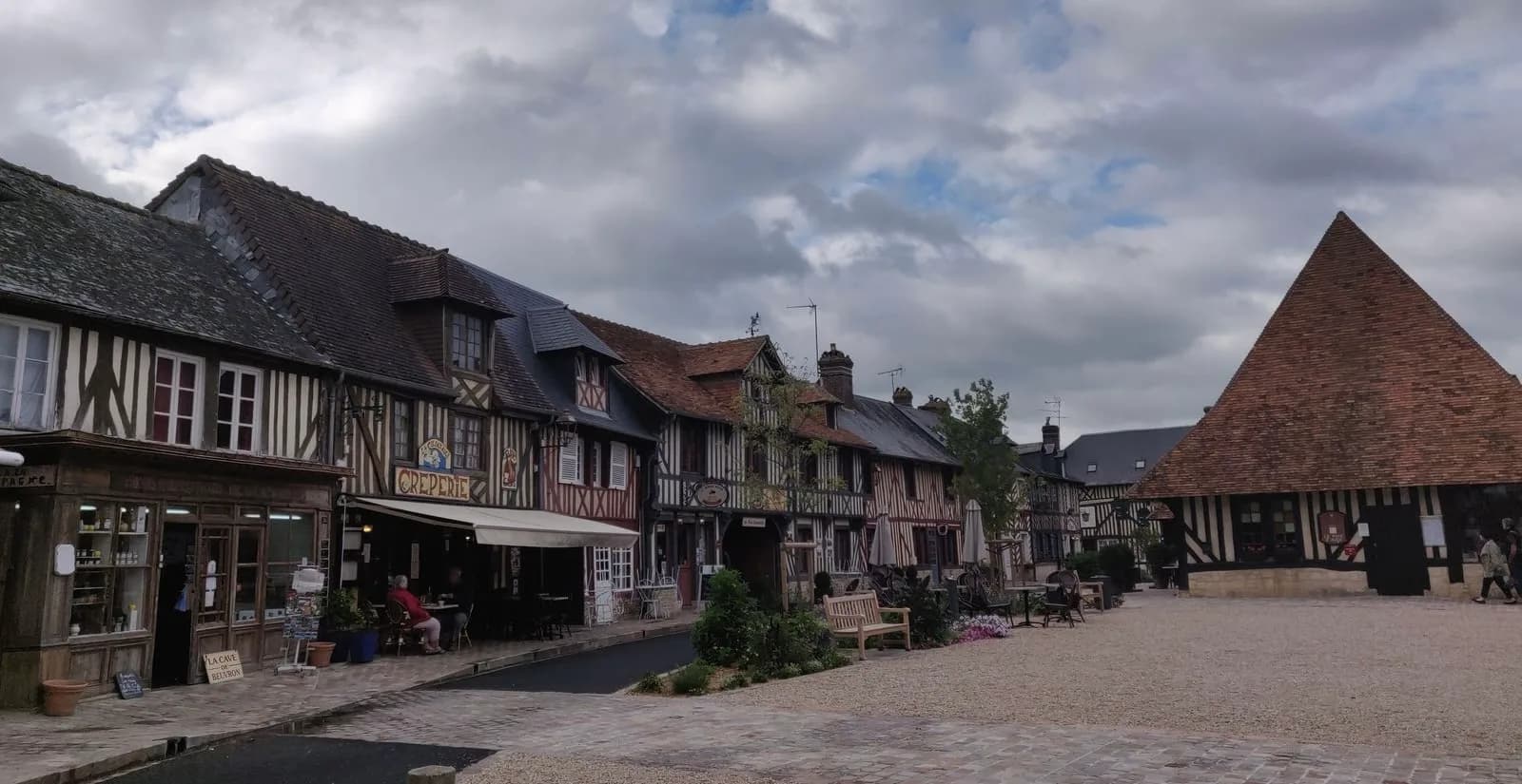 Maisons à colombages aux façades colorées sur la place de Beuvron-en-Auge, dans le Calvados.