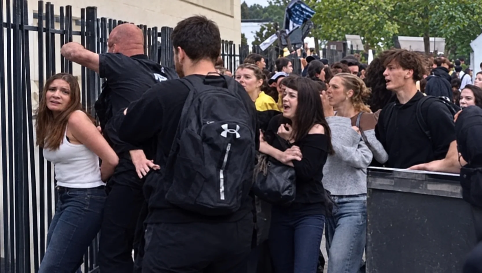 Lycéenne maintenue au cou par un policier à Alençon