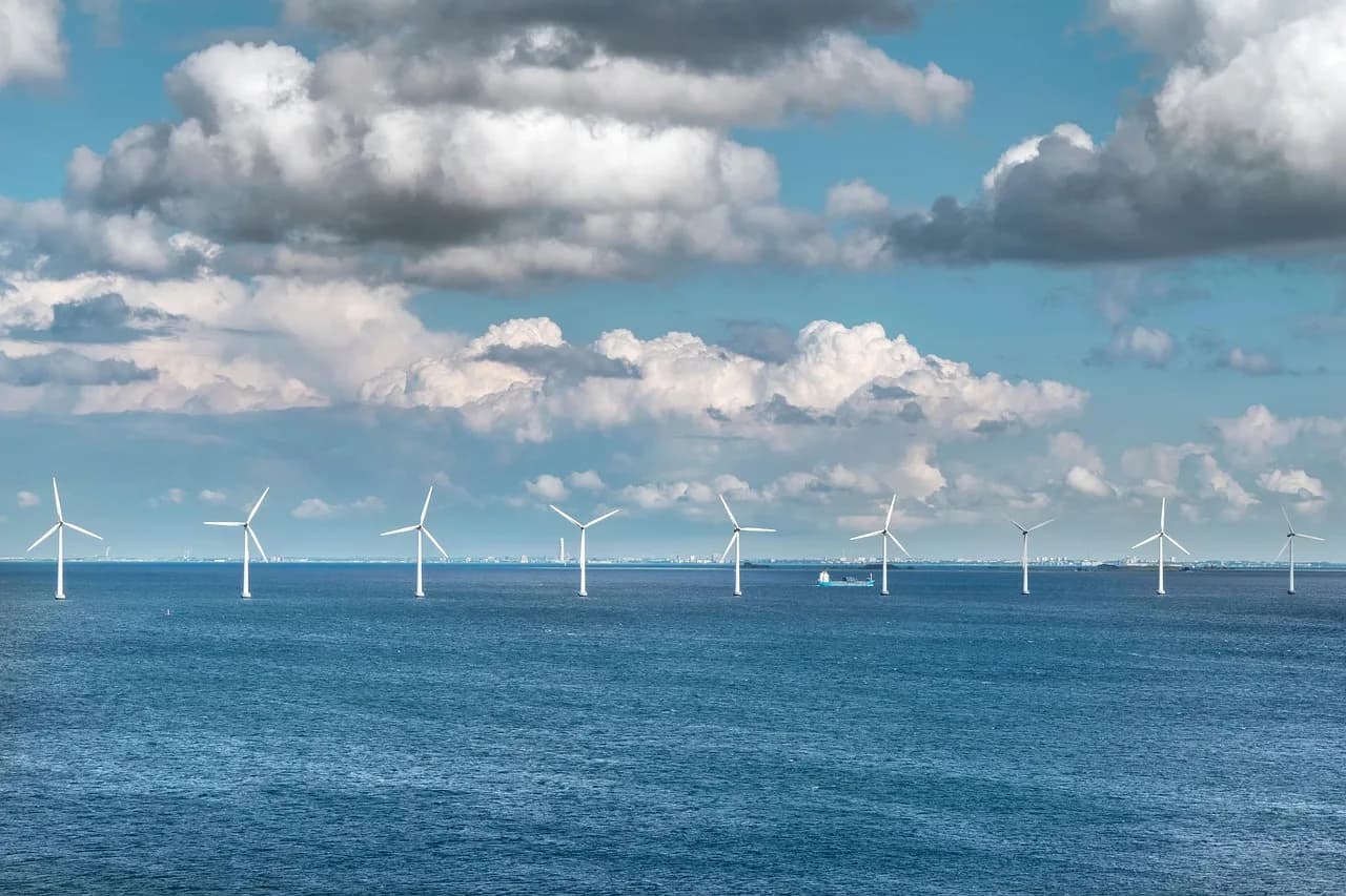 Le chantier du parc éolien en mer du Calvados mobilise deux navires spécialisés et près de 600 personnes.