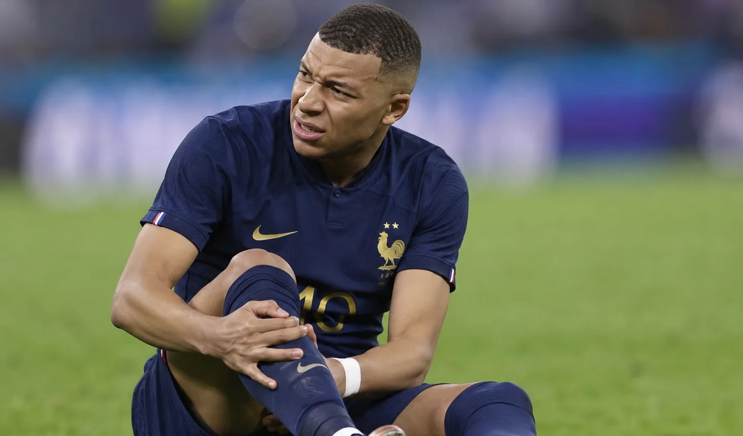 Kylian Mbappé s’est blessé au genou après avoir inscrit le but de la victoire française face à la Turquie.