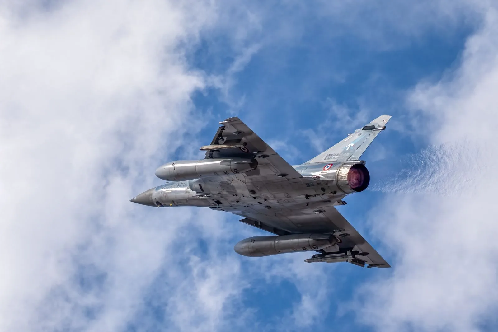 Deux militaires sont morts dans le crash d’un Mirage 2000D près de Nancy. L’avion revenait d’un vol d’entraînement de nuit ; les causes restent inconnues.