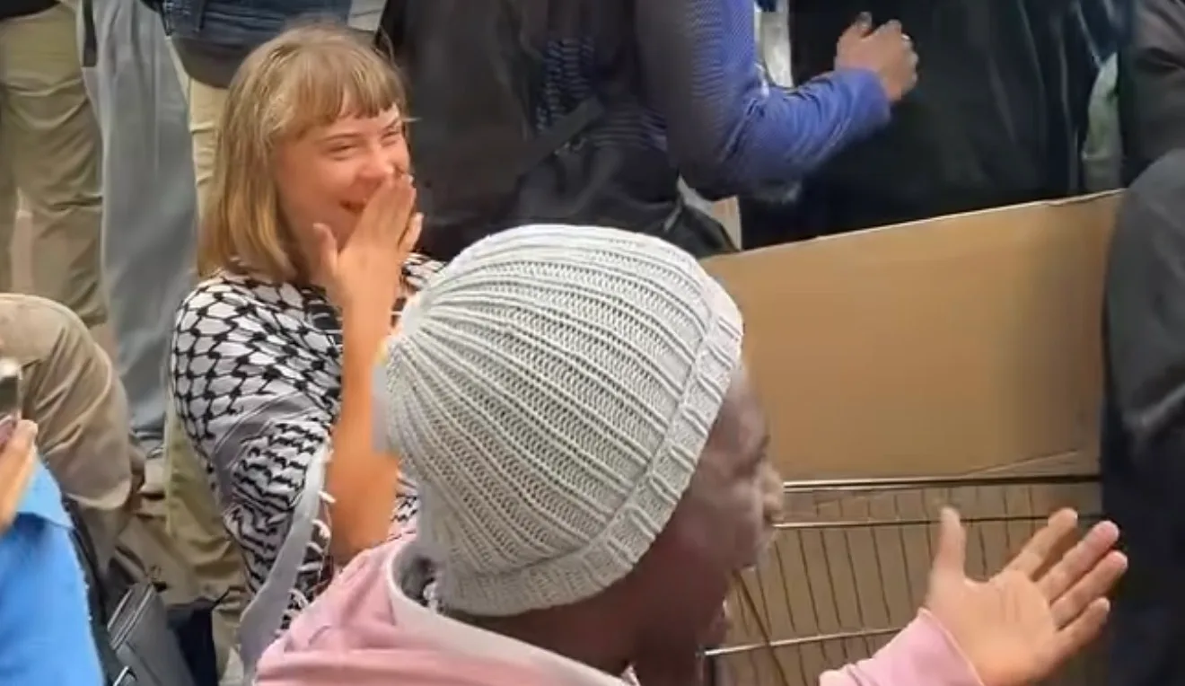 Greta Thunberg est venue soutenir les lycéens mobilisés devant le lycée Paul-Éluard de Saint-Denis.