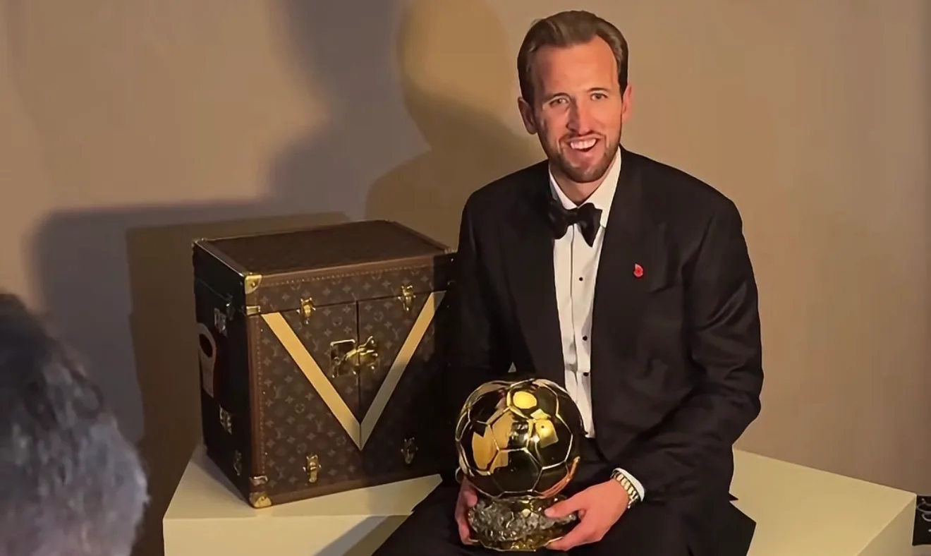 Harry Kane reçoit le Ballon d’Or 2026 lors de la cérémonie à Londres
