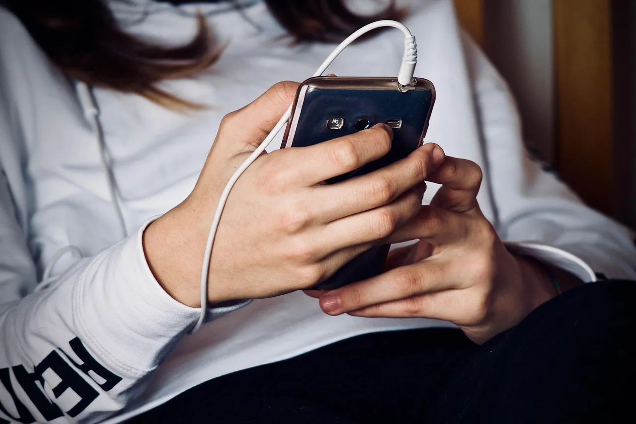 Pochette magnétique individuelle destinée à ranger un téléphone portable au collège.