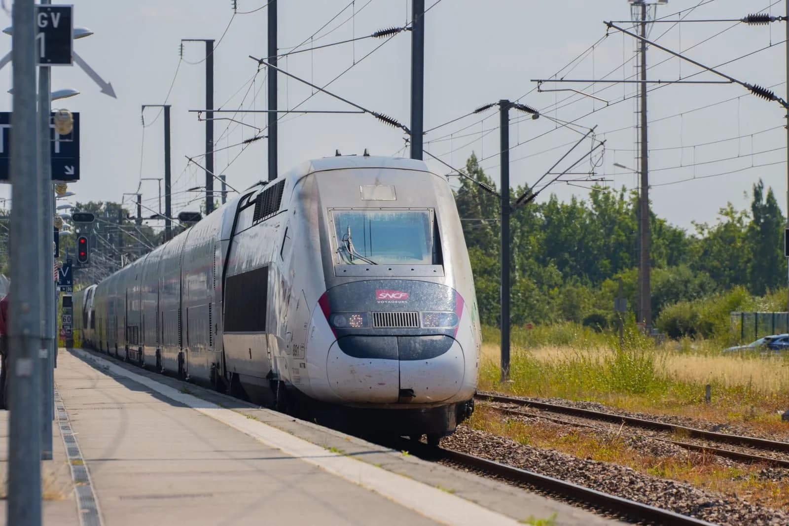 À Caen, des cheminots exercent leur droit de retrait après une éclisse cassée dans la Manche. Le trafic ferroviaire est perturbé ce 23 septembre en Normandie.
