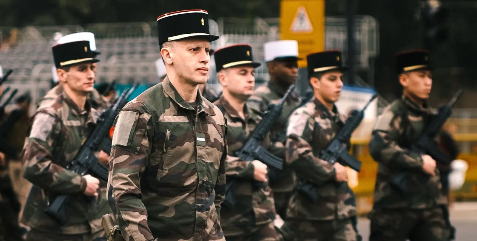 Emmanuel Macron annonce des soldats et des radars à Yanbu, en Arabie saoudite, pour protéger ce site pétrolier stratégique face aux attaques des Houthis.