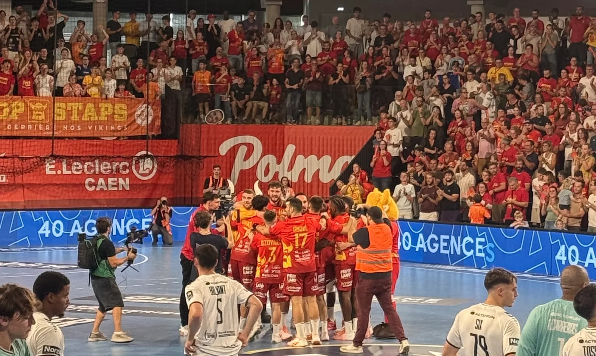 Les Vikings de Caen célèbrent leur victoire contre Dunkerque en Starligue
