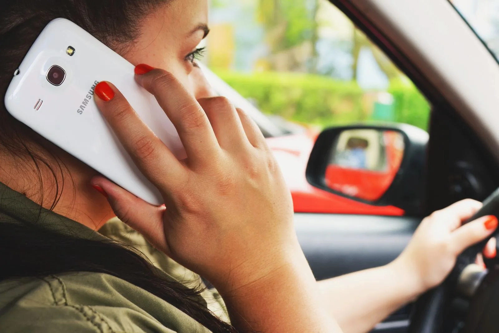L’usage du téléphone tenu en main au volant peut désormais entraîner une suspension temporaire du permis partout en France.